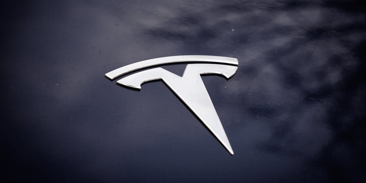 tesla-model-3-logo-symbolbild-peter-schwierz.png