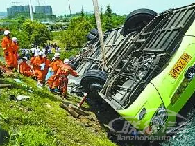 高速侧翻导致多人受伤，安徽一大客车猛