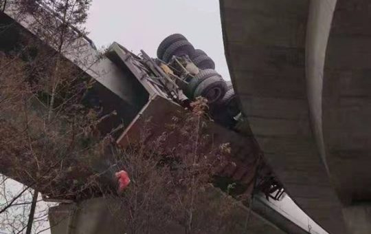 太惊险！重庆一货车车斗倒扣在高架护栏上 司机高空逃生缩略图
