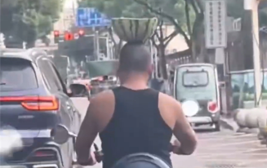 男子头顶西瓜骑电动车被查处：不戴头盔、自称在锻炼身体缩略图