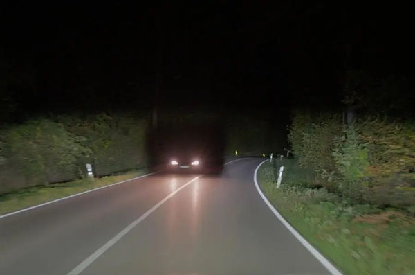 16384个LED灯珠 保时捷推新款大灯：开远光对面司机也不恼