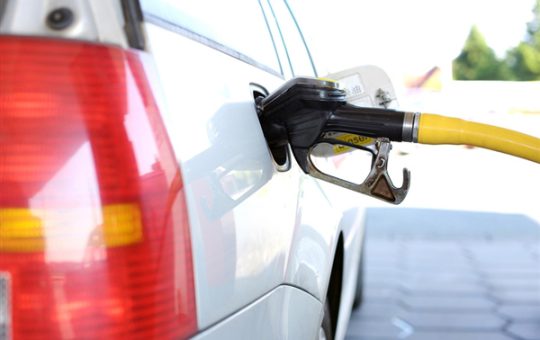 提前加满 2023开年油价第一涨：预计每升多花0.21元