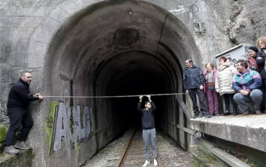 哭笑不得！西班牙火车尺寸太大无法过隧道：白花2亿多欧元